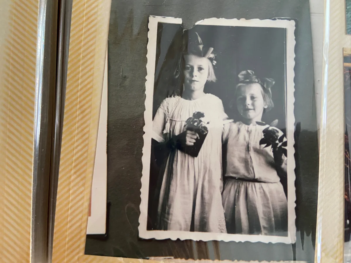Margrit Gräser (rechts) und ihre ältere Schwester Theres, beide in weissem Kleidchen und festlich herausgeputzt.